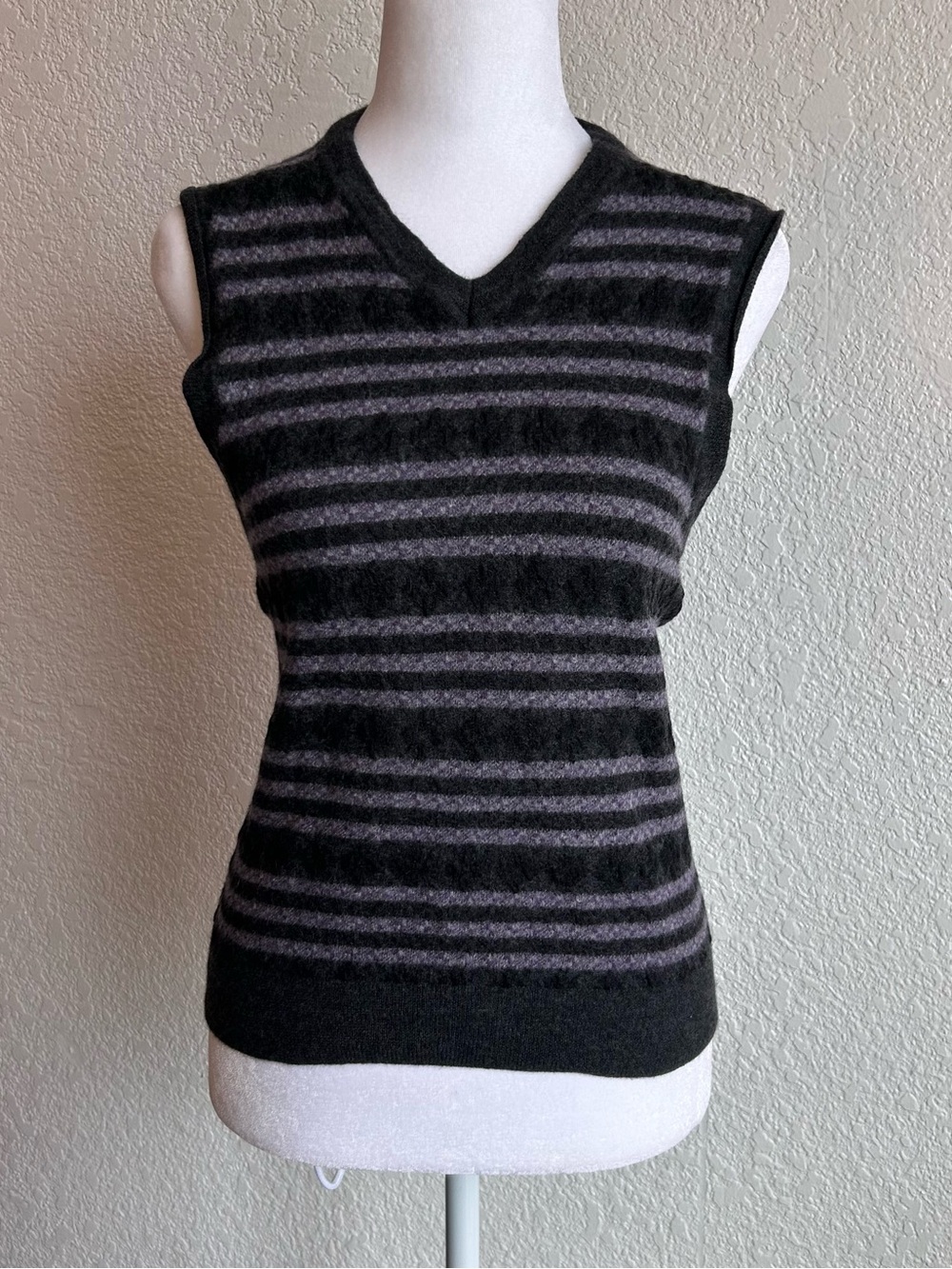 Banana Republic 100% Merino Wool Sweater Vest M Charcoal Purple Striped Y2K